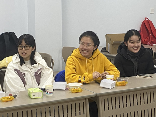 3、同学们与乔董事长热情互动_副本.jpg 3、同学们与乔董事长热情互动_副本.jpg